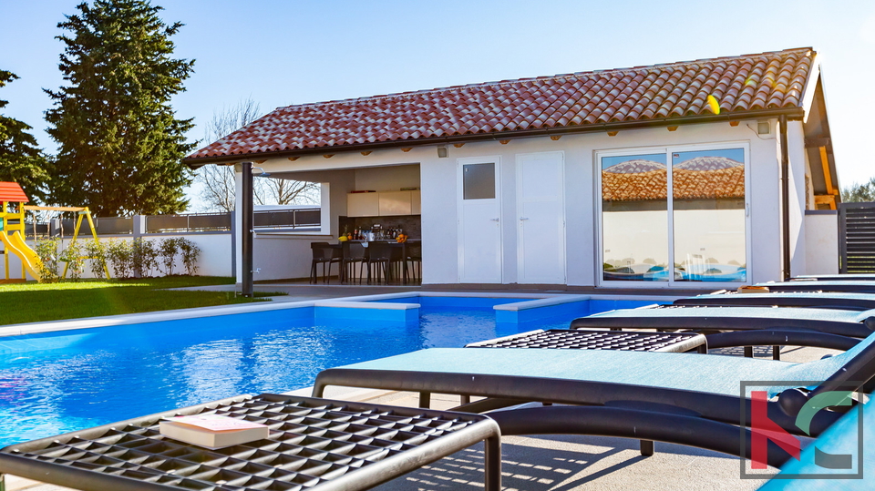 Bellissime ville nelle vicinanze di Lisignano, con piscina privata, casa giardino e cortile con diversi posti auto coperti #in vendita