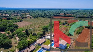 Bellissime ville nelle vicinanze di Lisignano, con piscina privata, casa giardino e cortile con diversi posti auto coperti #in vendita