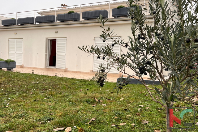 Istria, Parenzo, casa indipendente con giardino paesaggistico in ottima posizione, #vendita