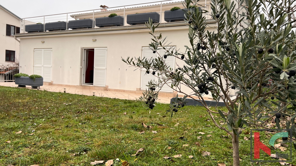 Istria, Parenzo, casa indipendente con giardino paesaggistico in ottima posizione, #vendita