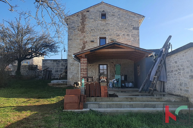 Gemeinde Svetvinčenat, ein Haus in der Renovierungsphase mit Außenküche und Swimmingpool steht zum Verkauf #verkauf