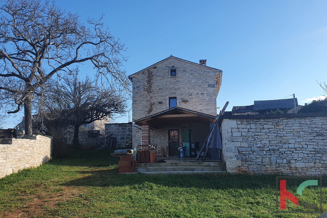 Gemeinde Svetvinčenat, ein Haus in der Renovierungsphase mit Außenküche und Swimmingpool steht zum Verkauf #verkauf