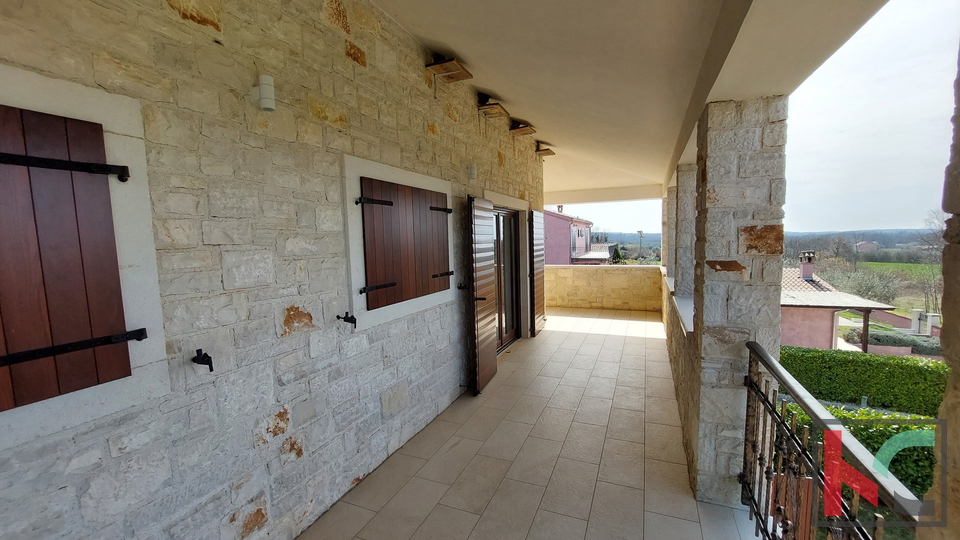 Istria, Tinjan, lussuosa villa in pietra con piscina su giardino paesaggistico, vista sulla natura #sale