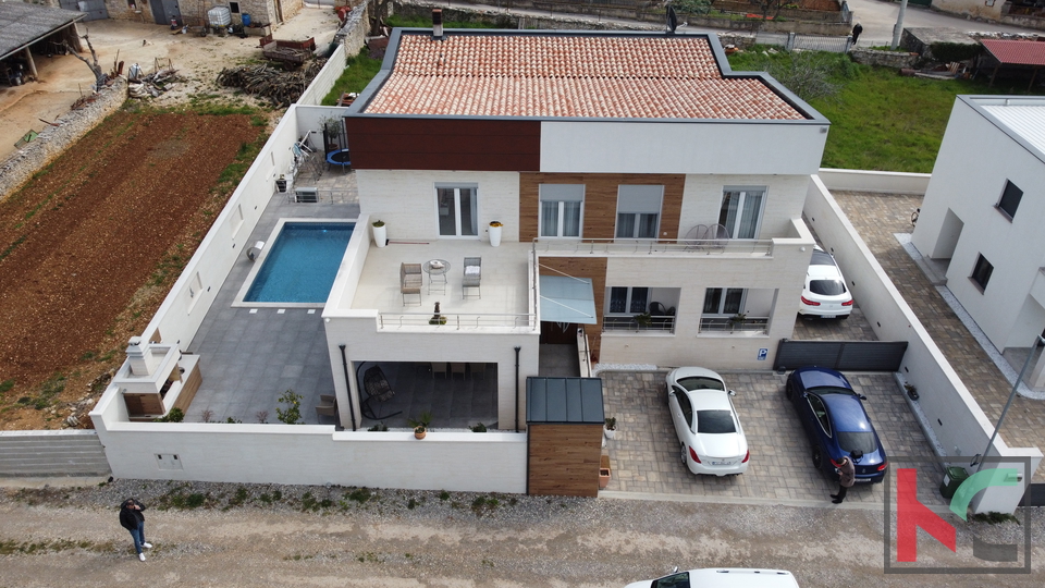 Luxury villa with a pool and a view of the sea and the Brijuni Islands in Galižana