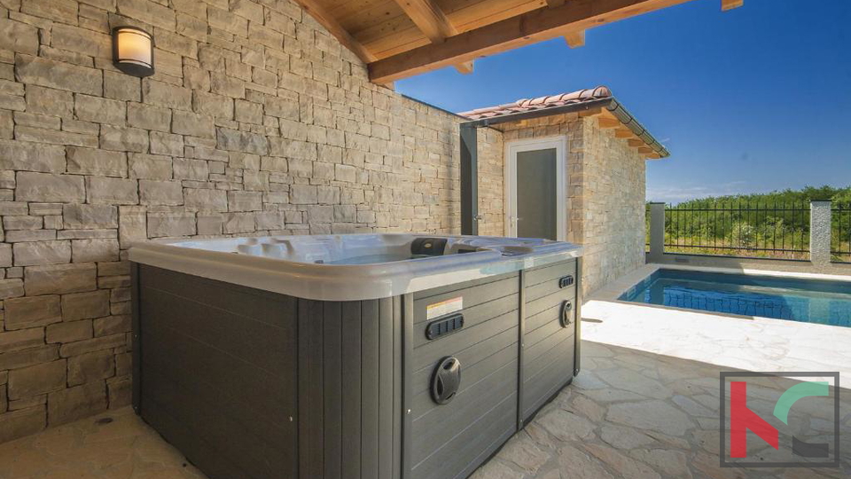 Stone villa in the vicinity of Poreč with a swimming pool and a view of the sea