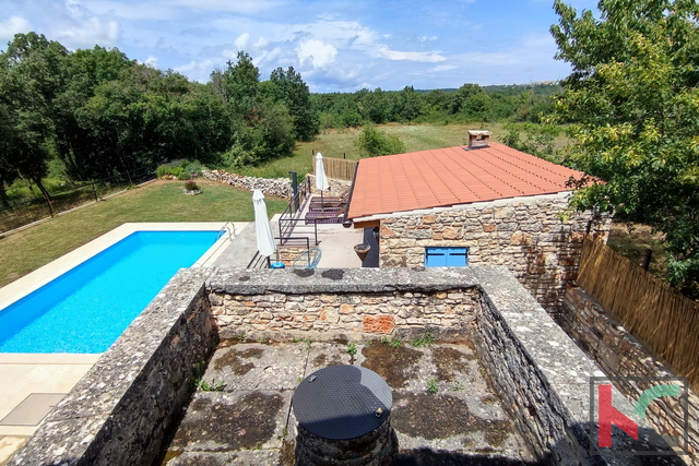 Istra, Sveti Lovreč, renovirana kamena kuća sa bazenom, kuća za obnovu na okućnici površine 9235m2, #prodaja