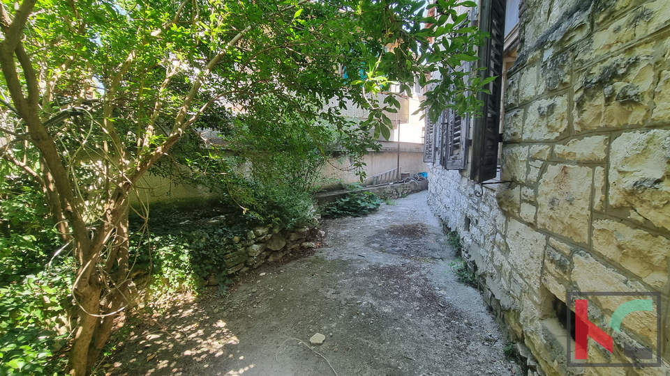 Pula, Center, stanovanje 80,53m2 za adaptacijo, #prodaja