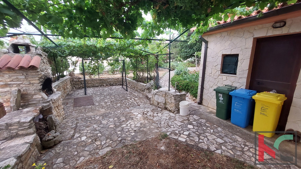 Istria, Ližnjan, well-maintained house with landscaped garden in a quiet location, partial sea view, #sale