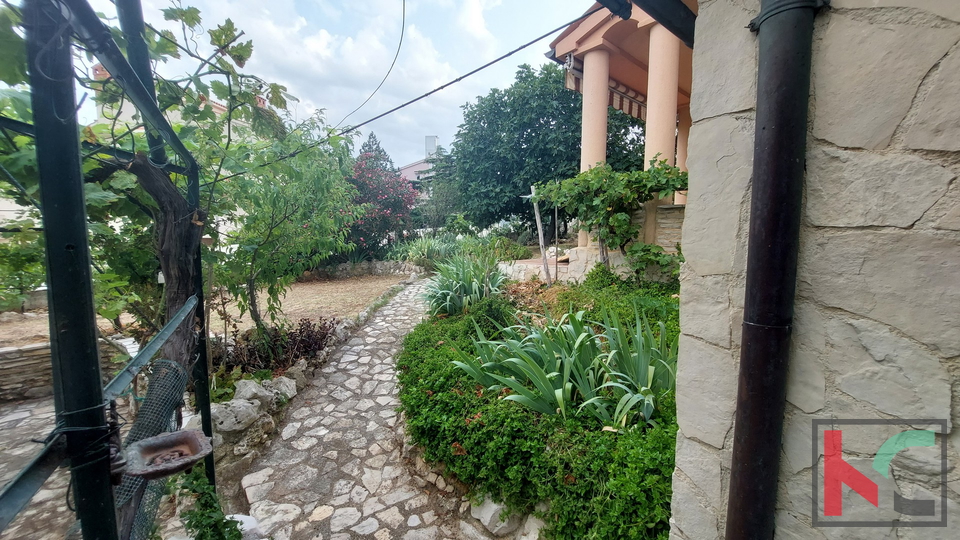 Istria, Ližnjan, well-maintained house with landscaped garden in a quiet location, partial sea view, #sale