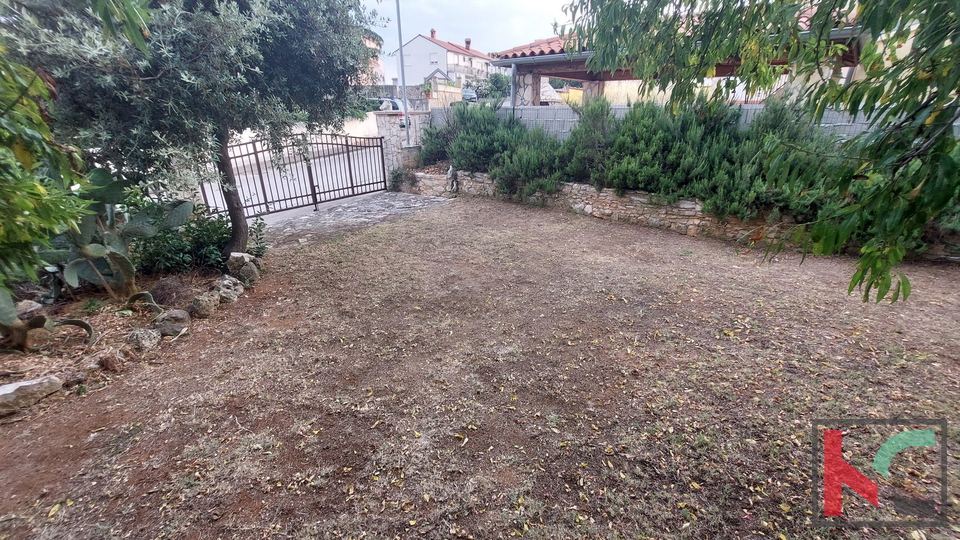 Istrien, Ližnjan, gepflegtes Haus mit angelegtem Garten in ruhiger Lage, teilweise Meerblick, #Verkauf