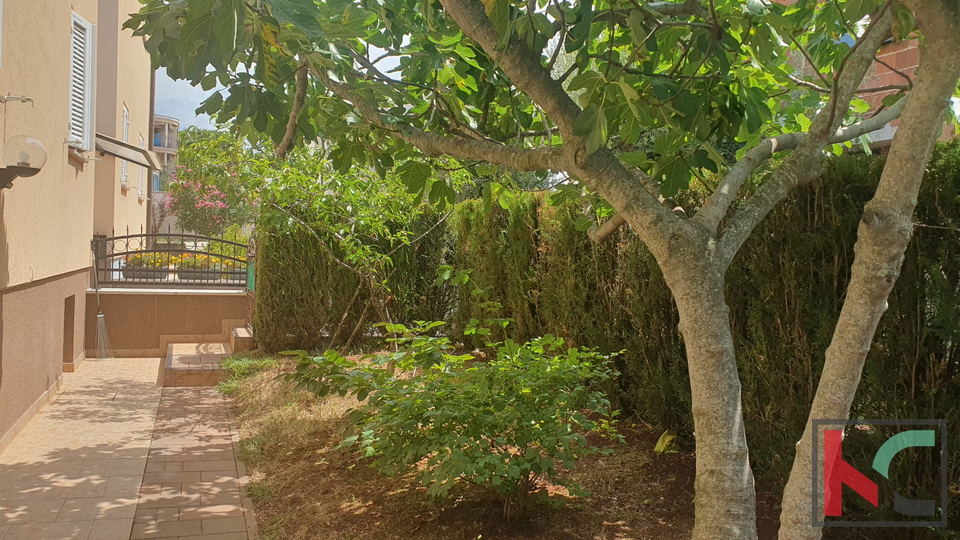 Poreč, Umgebung, große Dreizimmerwohnung mit Garten und Hof #Verkauf