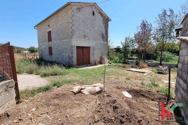 Istra, Loborika, kuća za obnovu 150m2 na okućnici od 950m2