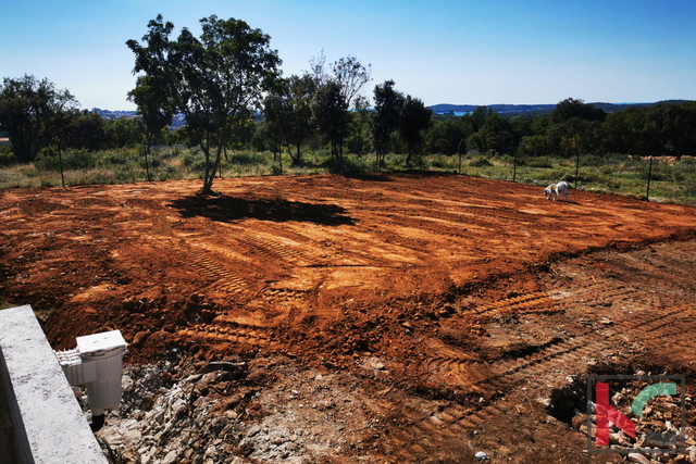 Pula, Šijana, poljoprivredno zemljište površine 2200m2 sa ucrtanim građevinskim objektom i bazenom  #prodaja