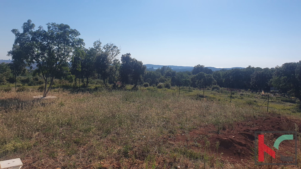 Pula, Šijana, poljoprivredno zemljište površine 2200m2 sa ucrtanim građevinskim objektom i bazenom  #prodaja