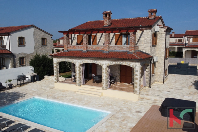 Istria, Svetvinčenat, villa in pietra con piscina, #vendita