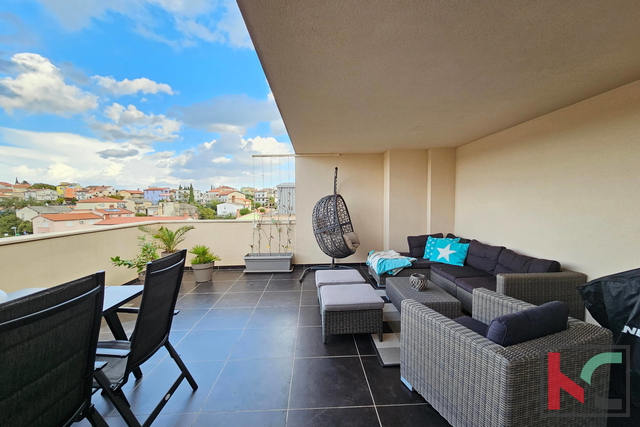 Pula, Veruda, möblierte Wohnung 2SS+DB mit gemütlicher Terrasse, neueres Gebäude mit Aufzug, Meerblick, #Verkauf