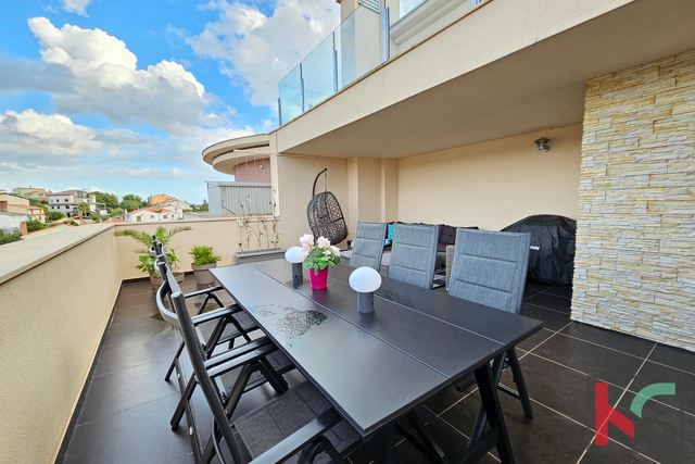 Pula, Veruda, möblierte Wohnung 2SS+DB mit gemütlicher Terrasse, neueres Gebäude mit Aufzug, Meerblick, #Verkauf