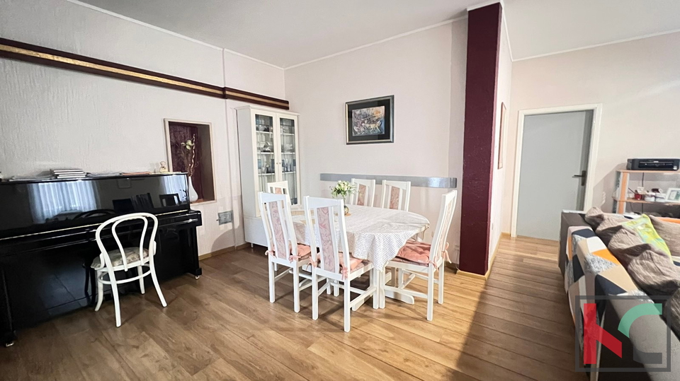 Pula, Center, spacious apartment with three bedrooms and a garage in the center of Pula, near the Arena, #sale