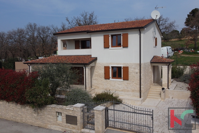 Istria, zona Parenzo, villa con piscina 180 m2 in una posizione tranquilla, #vendita