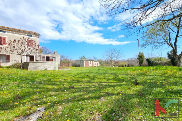 Istria, Barbana, vecchia casa in pietra d'Istria con fienile su ampio giardino, #vendita