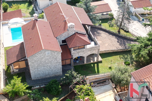 Pula, villa in pietra con bellissimo cortile e piscina, #vendita