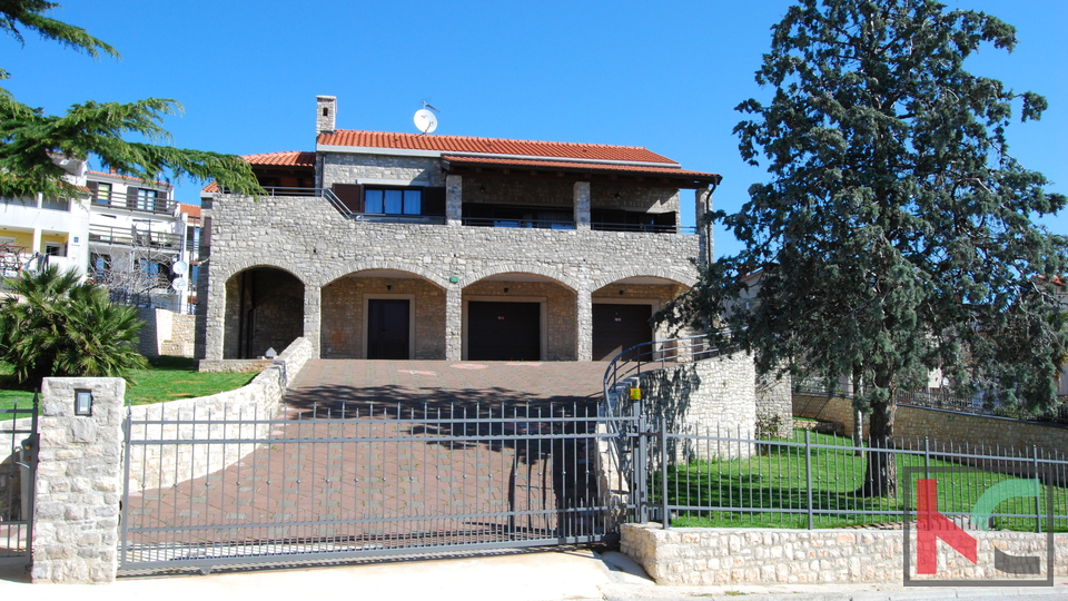 Pula, stone villa with a beautiful courtyard and swimming pool, #sale