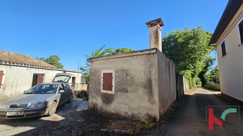 Barban, vecchia casa da ristrutturare con ampio giardino di 1784m2 #vendita