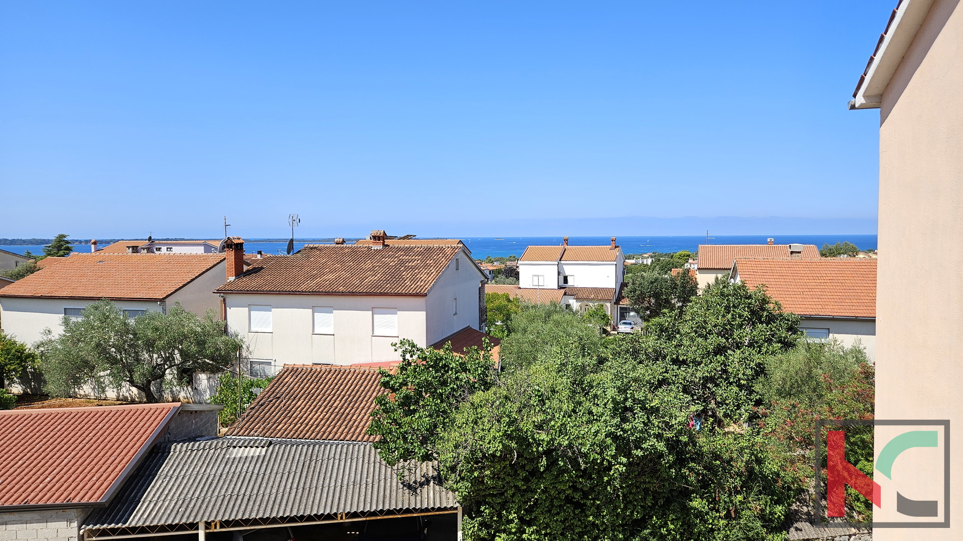 Istra - Peroj,  namješten dvoetažni stan sa pogledom na more, odlična lokacija @ prodaja