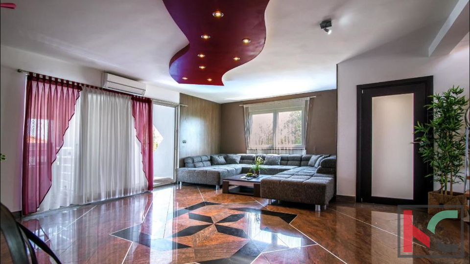 ISTRA&comma; PULA&comma; VALDEBEK&comma; PROSTRANA KU&Cacute;A SA 5 SPAVA&Cacute;IH SOBA&comma; BAZEN&comma; OKU&Cacute;NICA&comma; BLIZINA CENTRA GRADA&comma; &num;PRODAJA