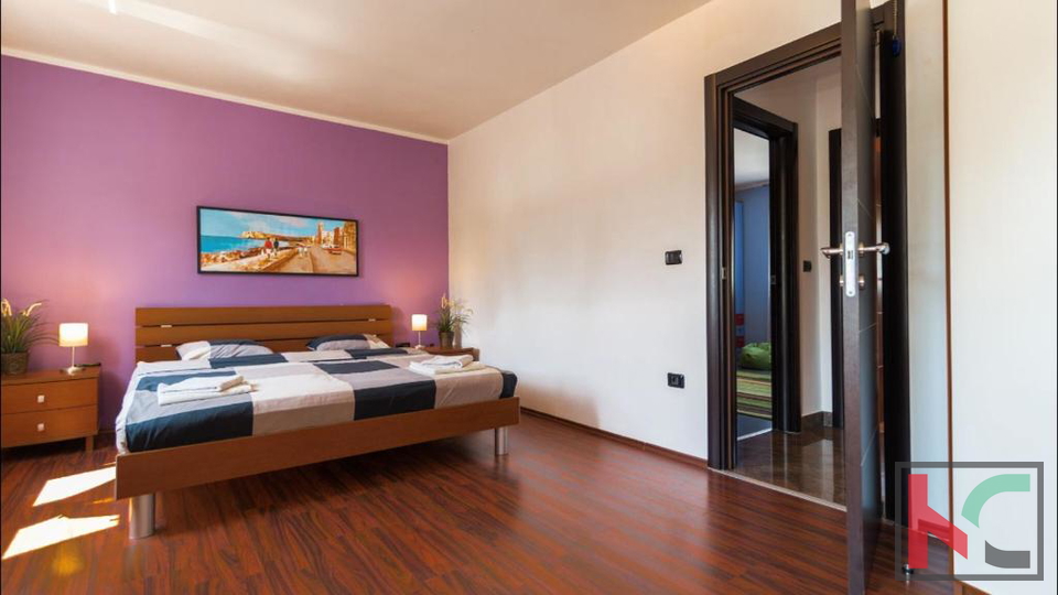 ISTRA&comma; PULA&comma; VALDEBEK&comma; PROSTRANA KU&Cacute;A SA 5 SPAVA&Cacute;IH SOBA&comma; BAZEN&comma; OKU&Cacute;NICA&comma; BLIZINA CENTRA GRADA&comma; &num;PRODAJA