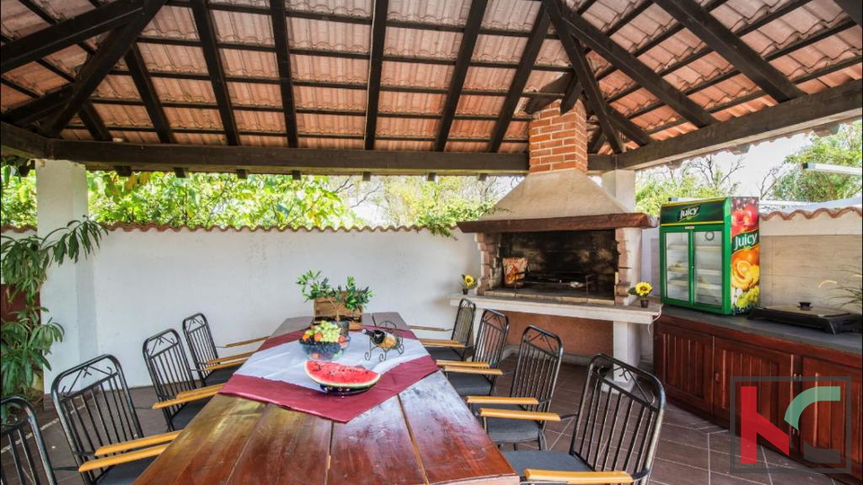 ISTRA&comma; PULA&comma; VALDEBEK&comma; PROSTRANA KU&Cacute;A SA 5 SPAVA&Cacute;IH SOBA&comma; BAZEN&comma; OKU&Cacute;NICA&comma; BLIZINA CENTRA GRADA&comma; &num;PRODAJA