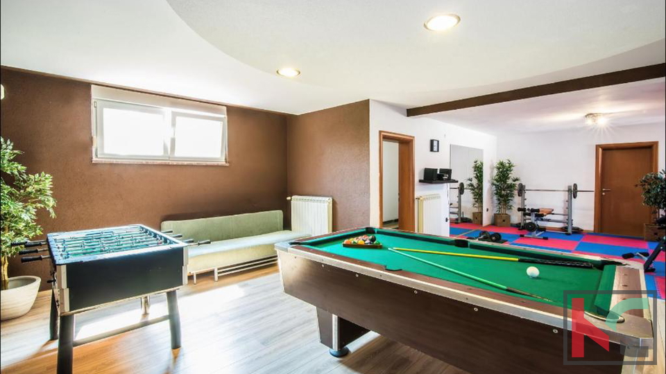 ISTRA&comma; PULA&comma; VALDEBEK&comma; PROSTRANA KU&Cacute;A SA 5 SPAVA&Cacute;IH SOBA&comma; BAZEN&comma; OKU&Cacute;NICA&comma; BLIZINA CENTRA GRADA&comma; &num;PRODAJA