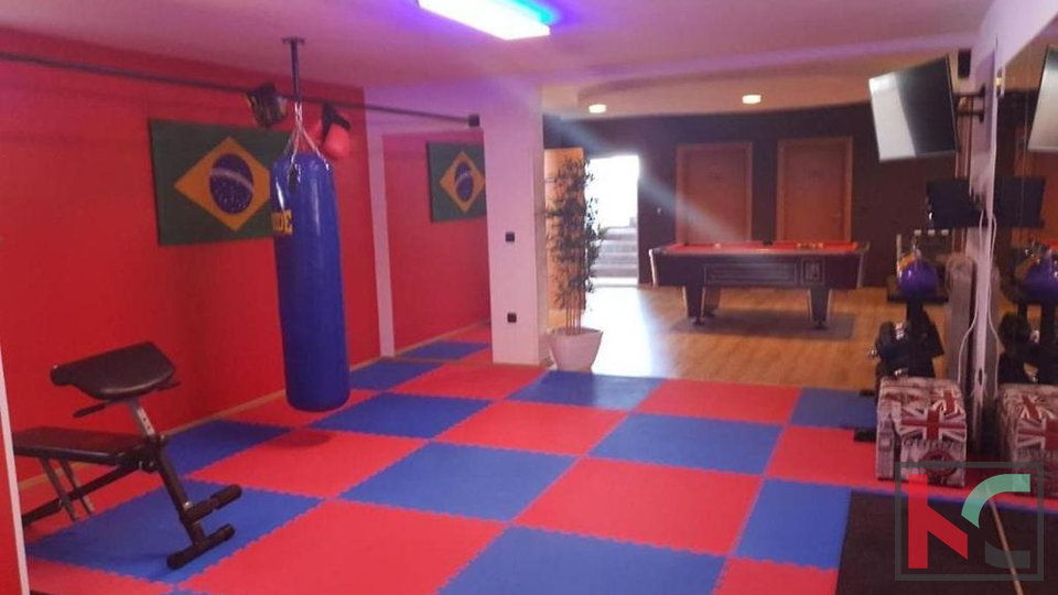 ISTRA&comma; PULA&comma; VALDEBEK&comma; PROSTRANA KU&Cacute;A SA 5 SPAVA&Cacute;IH SOBA&comma; BAZEN&comma; OKU&Cacute;NICA&comma; BLIZINA CENTRA GRADA&comma; &num;PRODAJA