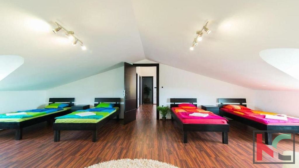 ISTRA&comma; PULA&comma; VALDEBEK&comma; PROSTRANA KU&Cacute;A SA 5 SPAVA&Cacute;IH SOBA&comma; BAZEN&comma; OKU&Cacute;NICA&comma; BLIZINA CENTRA GRADA&comma; &num;PRODAJA