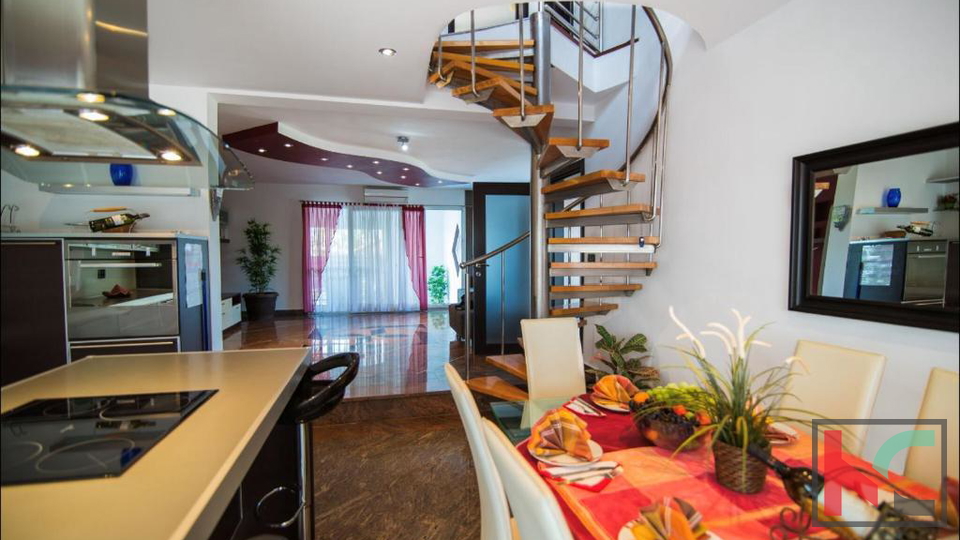 ISTRA&comma; PULA&comma; VALDEBEK&comma; PROSTRANA KU&Cacute;A SA 5 SPAVA&Cacute;IH SOBA&comma; BAZEN&comma; OKU&Cacute;NICA&comma; BLIZINA CENTRA GRADA&comma; &num;PRODAJA