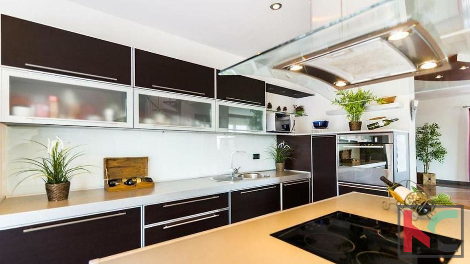 ISTRA&comma; PULA&comma; VALDEBEK&comma; PROSTRANA KU&Cacute;A SA 5 SPAVA&Cacute;IH SOBA&comma; BAZEN&comma; OKU&Cacute;NICA&comma; BLIZINA CENTRA GRADA&comma; &num;PRODAJA