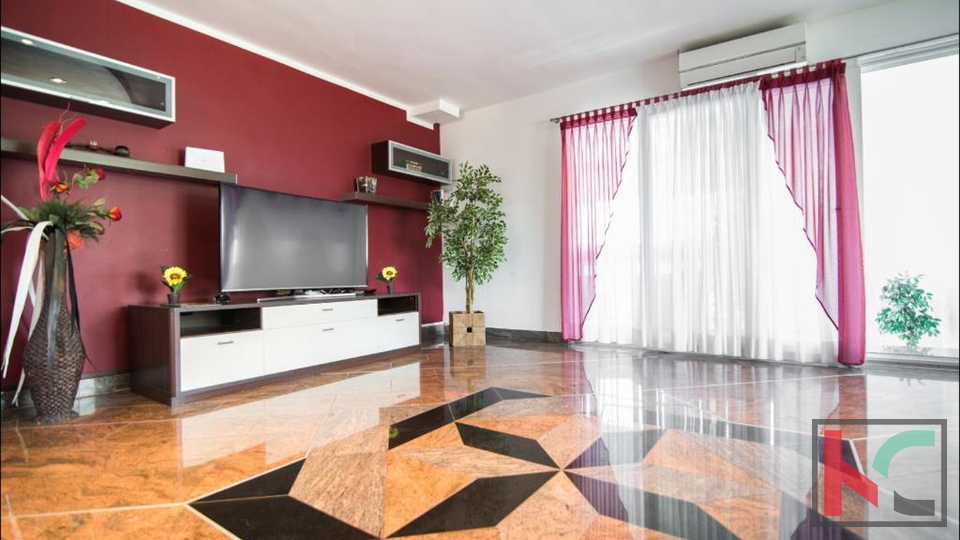 ISTRA&comma; PULA&comma; VALDEBEK&comma; PROSTRANA KU&Cacute;A SA 5 SPAVA&Cacute;IH SOBA&comma; BAZEN&comma; OKU&Cacute;NICA&comma; BLIZINA CENTRA GRADA&comma; &num;PRODAJA