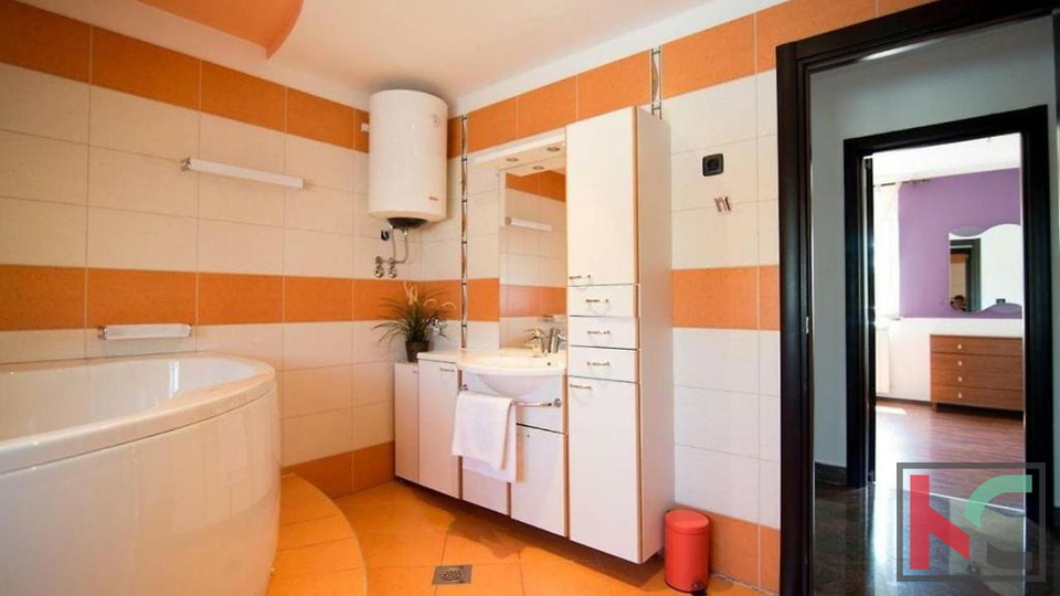 ISTRA&comma; PULA&comma; VALDEBEK&comma; PROSTRANA KU&Cacute;A SA 5 SPAVA&Cacute;IH SOBA&comma; BAZEN&comma; OKU&Cacute;NICA&comma; BLIZINA CENTRA GRADA&comma; &num;PRODAJA