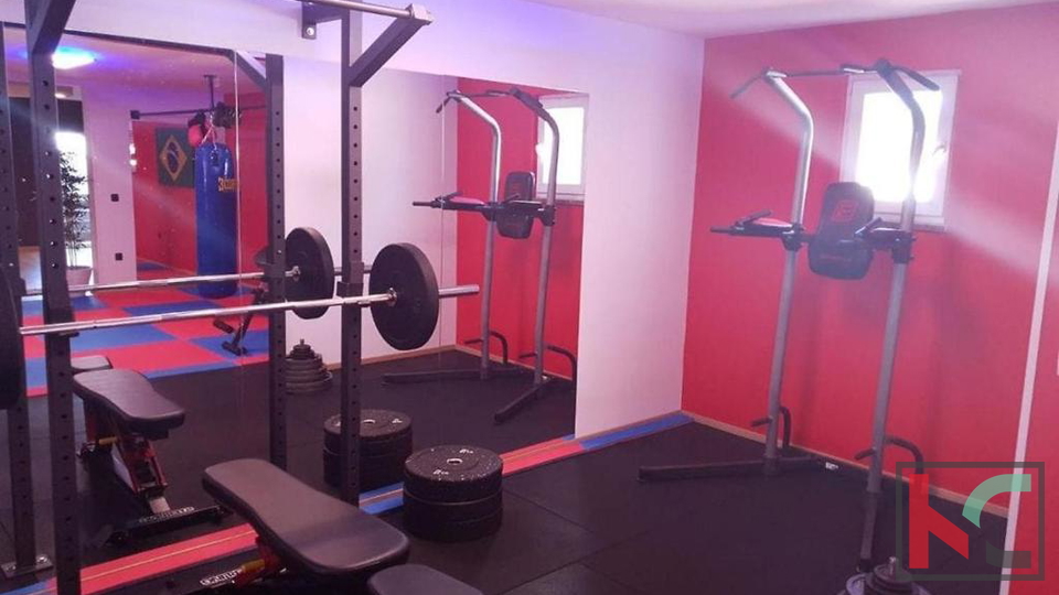 ISTRA&comma; PULA&comma; VALDEBEK&comma; PROSTRANA KU&Cacute;A SA 5 SPAVA&Cacute;IH SOBA&comma; BAZEN&comma; OKU&Cacute;NICA&comma; BLIZINA CENTRA GRADA&comma; &num;PRODAJA