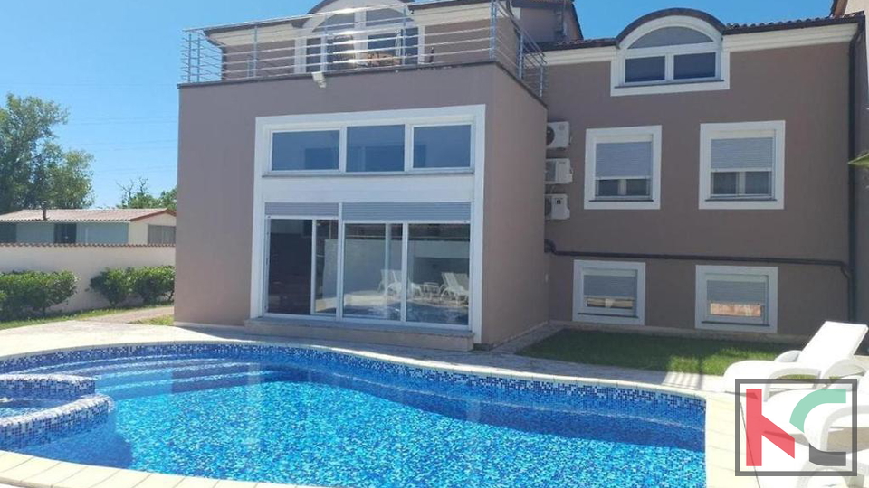 ISTRA&comma; PULA&comma; VALDEBEK&comma; PROSTRANA KU&Cacute;A SA 5 SPAVA&Cacute;IH SOBA&comma; BAZEN&comma; OKU&Cacute;NICA&comma; BLIZINA CENTRA GRADA&comma; &num;PRODAJA