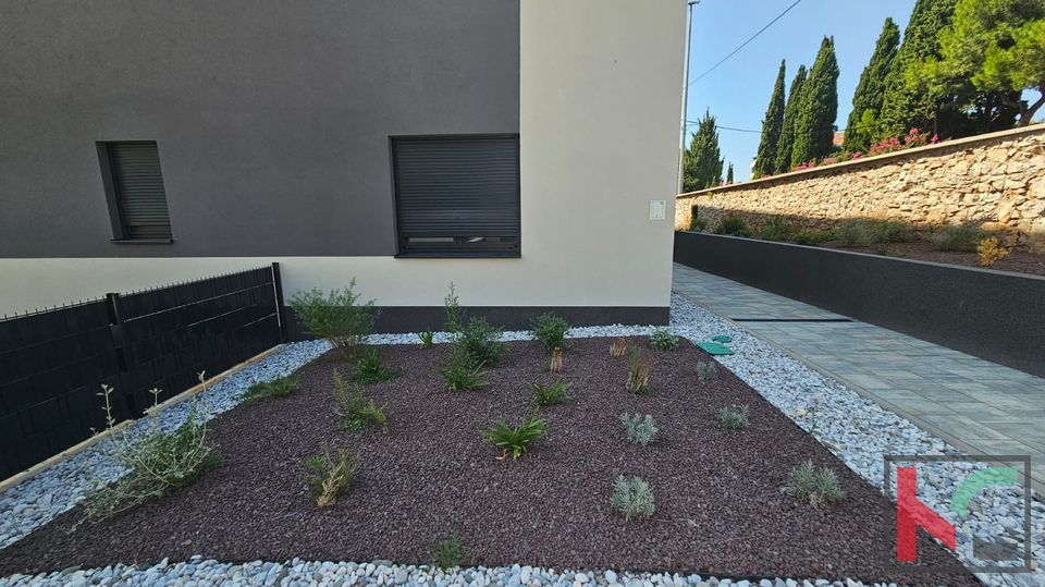 Rovigno, centro, appartamento di lusso 2SS+DB con terrazzo al piano terra, garage, #vendita