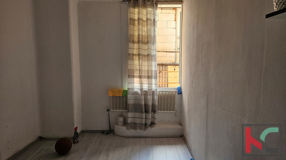 Pula, Center, apartment in the city center with potential, 4 bedrooms, 1 bathroom, 125 m2 #sale