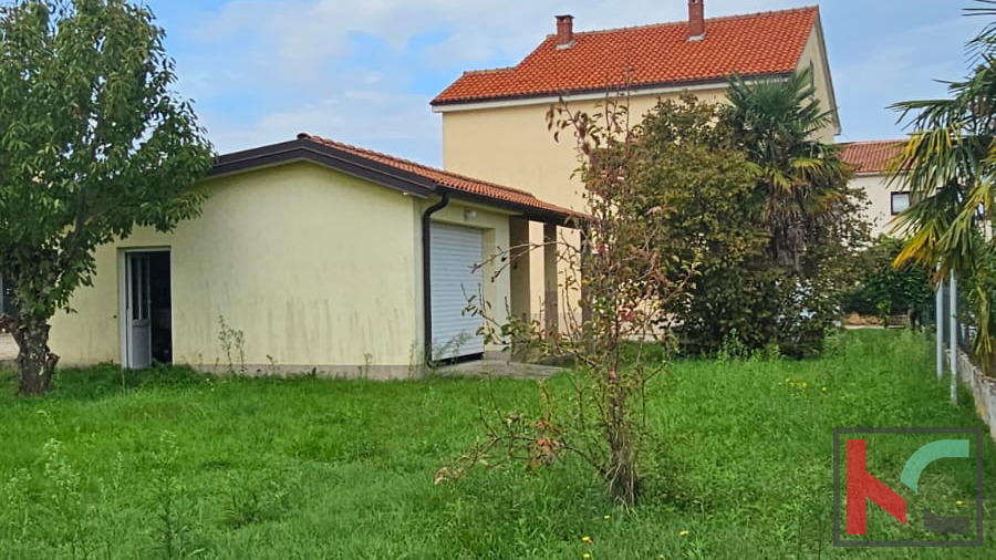 Istrien, Poreč, Einfamilienhaus mit drei Wohnungen und einer Garage, angelegter Garten, nahe am Strand, #Verkauf