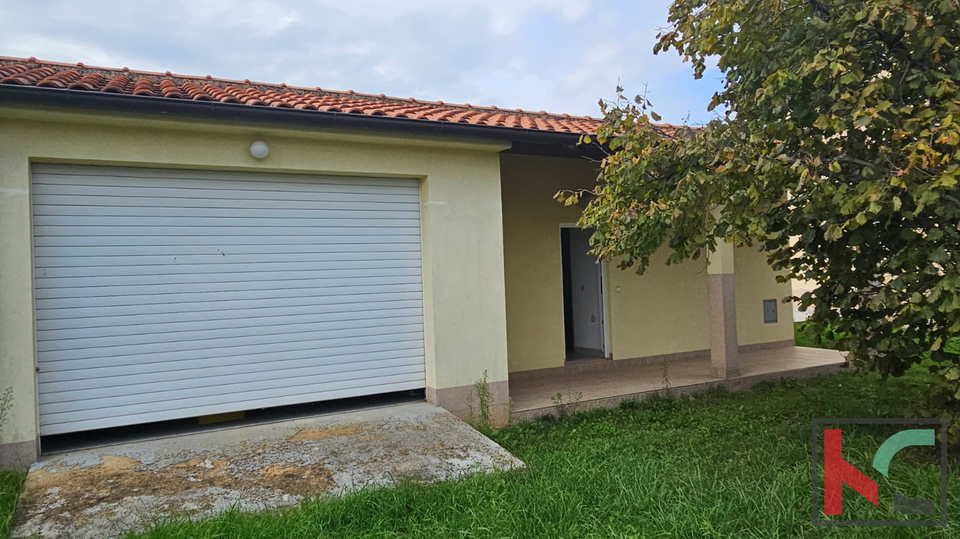 Istrien, Poreč, Einfamilienhaus mit drei Wohnungen und einer Garage, angelegter Garten, nahe am Strand, #Verkauf