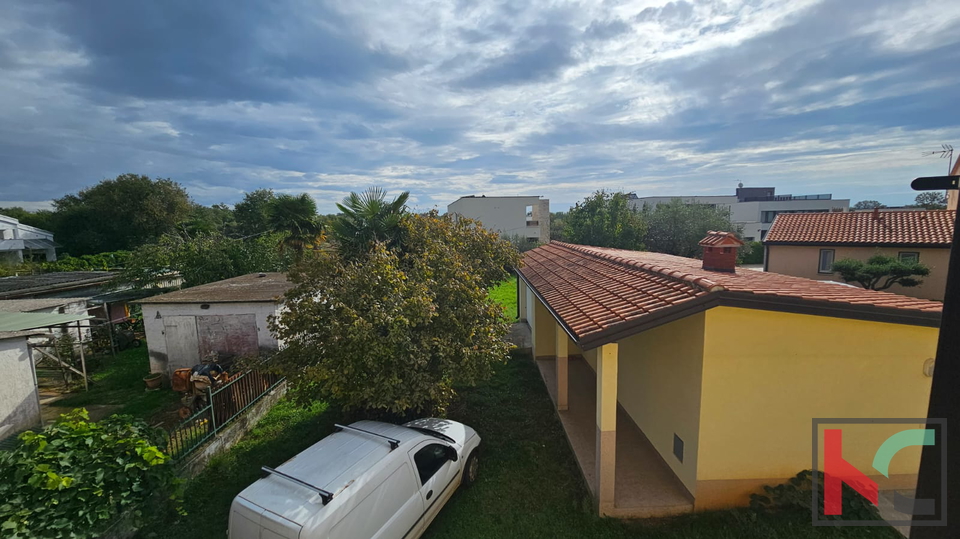 Istrien, Poreč, Einfamilienhaus mit drei Wohnungen und einer Garage, angelegter Garten, nahe am Strand, #Verkauf