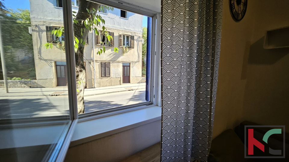 EKSKLUZIVNO U PONUDI &ndash; PULA CENTAR&comma; URE&Dstrok;ENA GARSONIJERA S GALERIJOM&comma; &num;PRODAJA