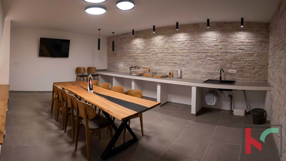 PORE&Ccaron;&comma; PREKRASNA MODERNA VILA SA BAZENOM&comma; JACUZZIJEM&comma; SAUNOM I VELIKOM OKU&Cacute;NICOM I TERASOM &num;PRODAJA