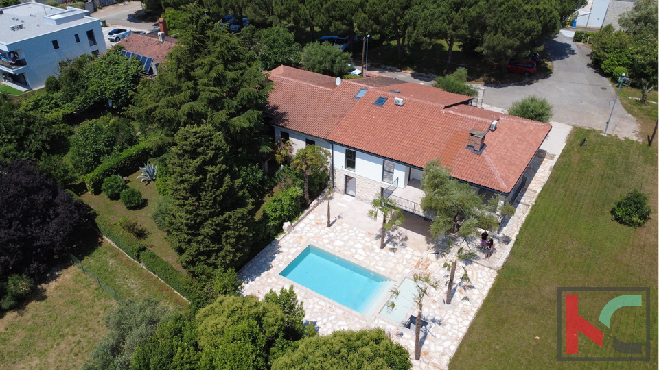 ISTRA – UMAG, KUĆA S 3 APARTMANA I BAZENOM, 300M OD PLAŽE #PRODAJA
