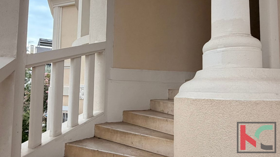 PULA&comma; STOJA&comma; EKSKLUZIVAN AUSTROUGARSKI STAN S DVORI&Scaron;TEM &num;PRODAJA