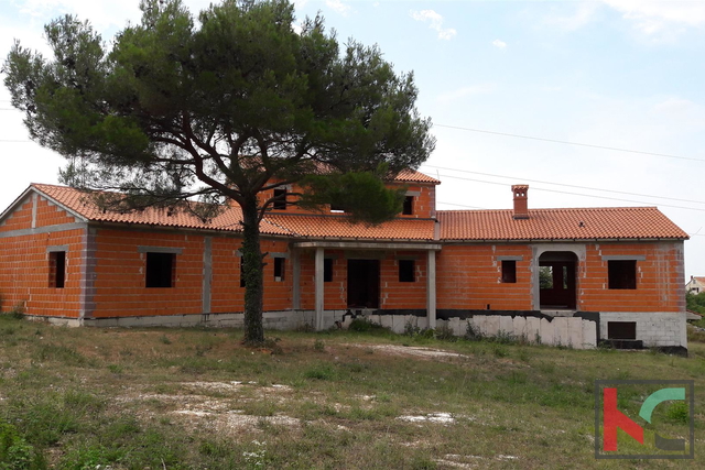 Rovinjsko Selo, incompiuto casa 450m2, 3521m2 giardino